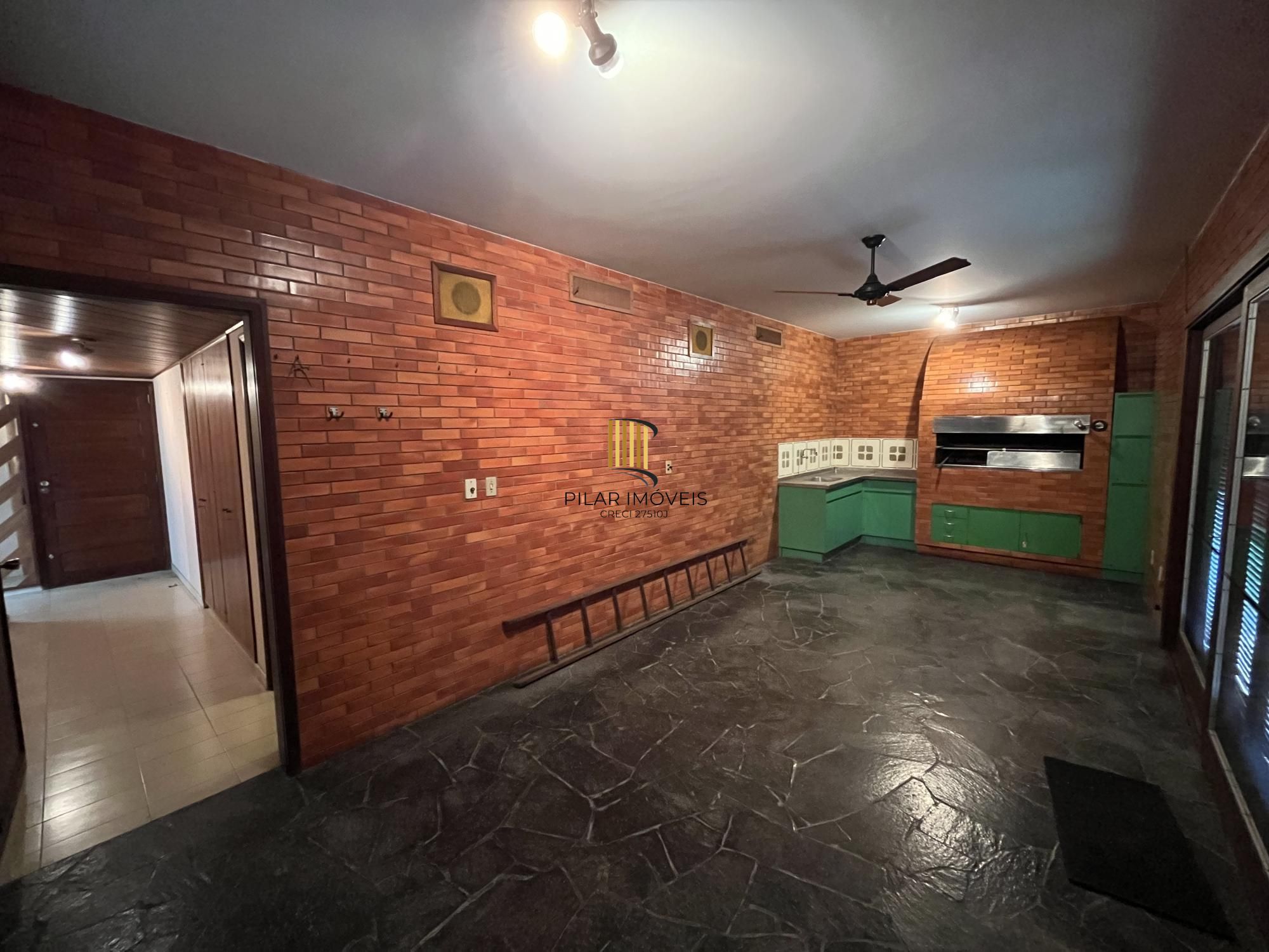 Casa de 4 quartos, 2 suítes e 2 vagas de garagem no bairro Boa Vista em POA