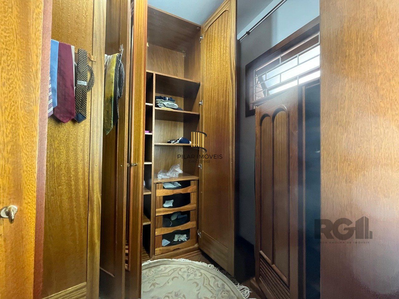 Casa de três quartos, suíte e quatro vagas de garagem no bairro Menino Deus em Porto Alegre