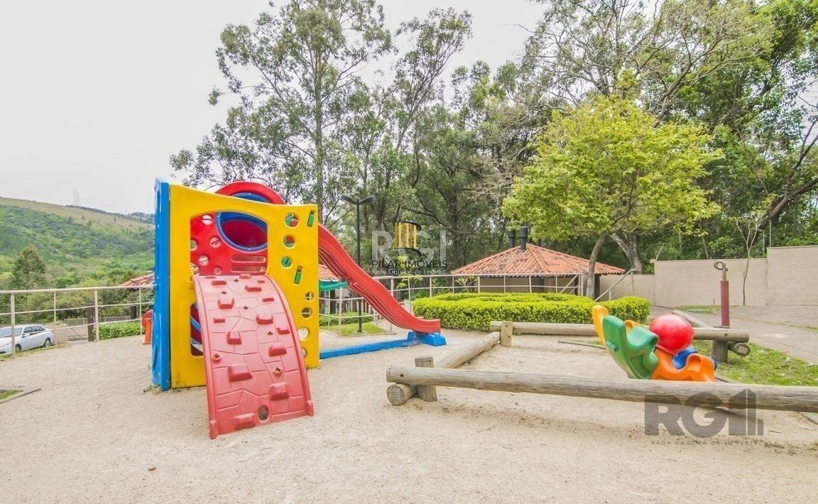 Apartamento de três dormitórios, suíte e uma vaga de garagem no bairro Jardim Carvalho em Porto Alegre.