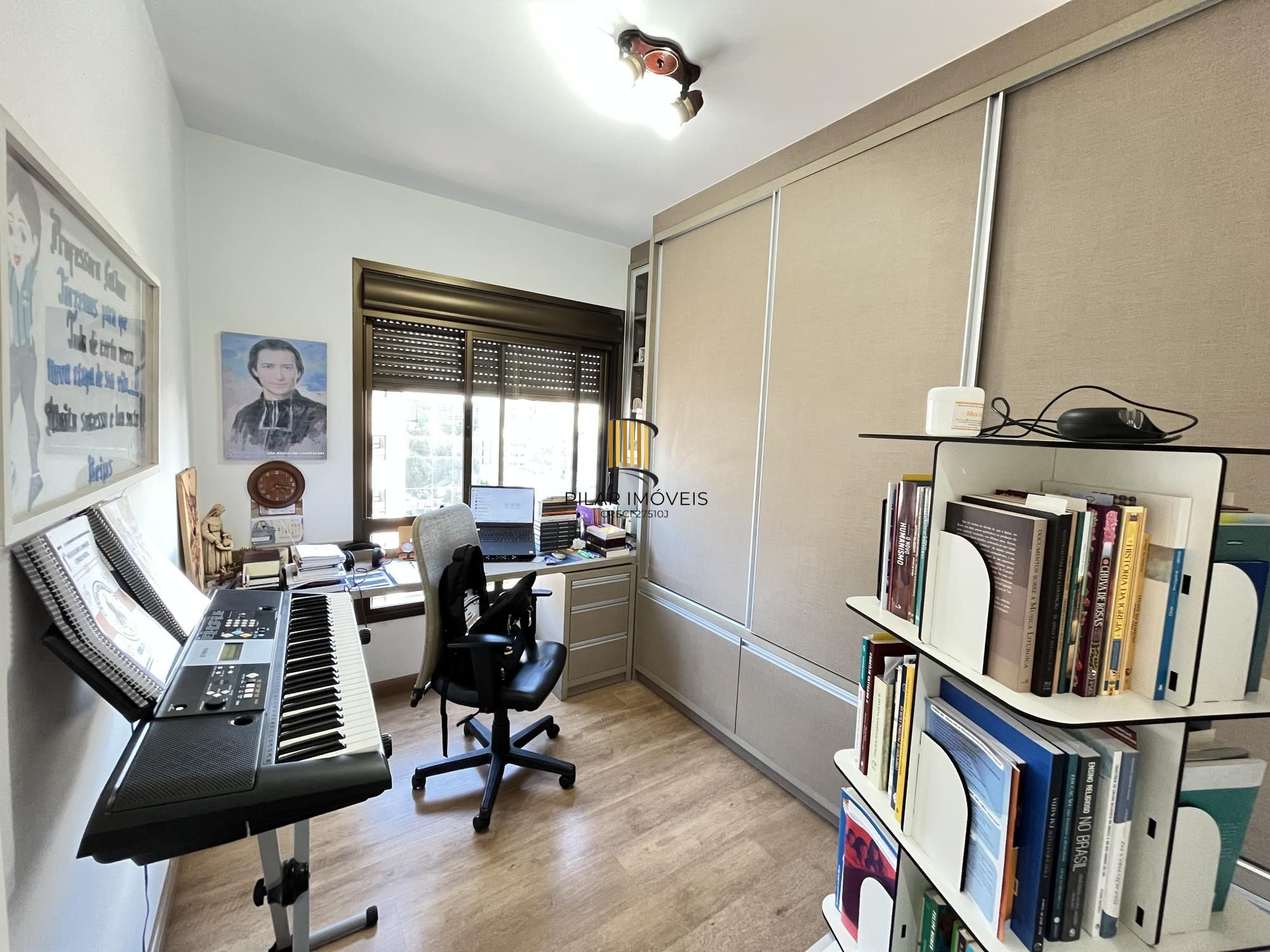 Apartamento de 3 quartos, suíte e 2 vagas de garagem no bairro Menino Deus POA