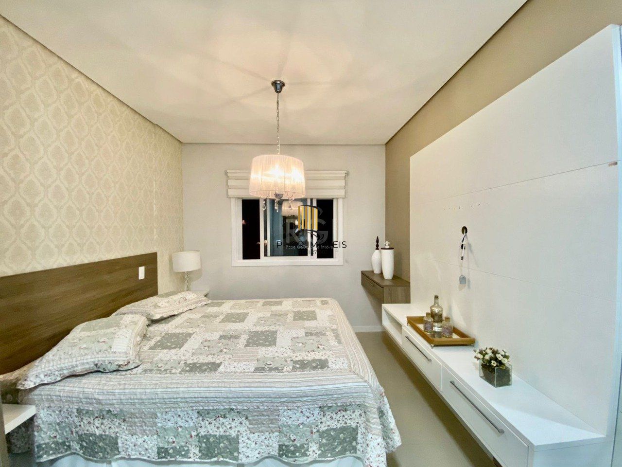 Apartamento para Venda - 140m², 3 dormitórios, sendo 2 suites, 2 vagas - Centro