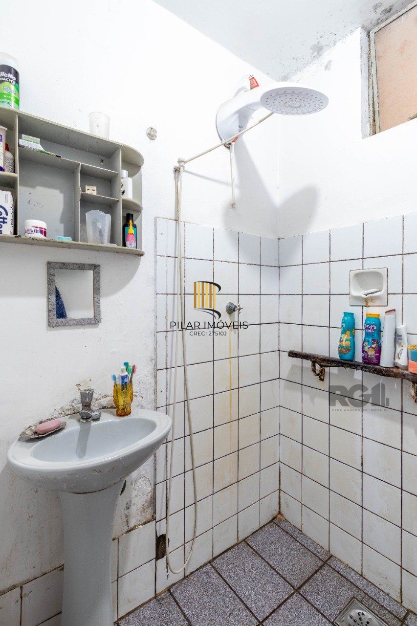 Apartamento de três dormitórios com vaga no Conjunto Residencial Roque Calage, bairro Passo da Areia em Porto Alegre.