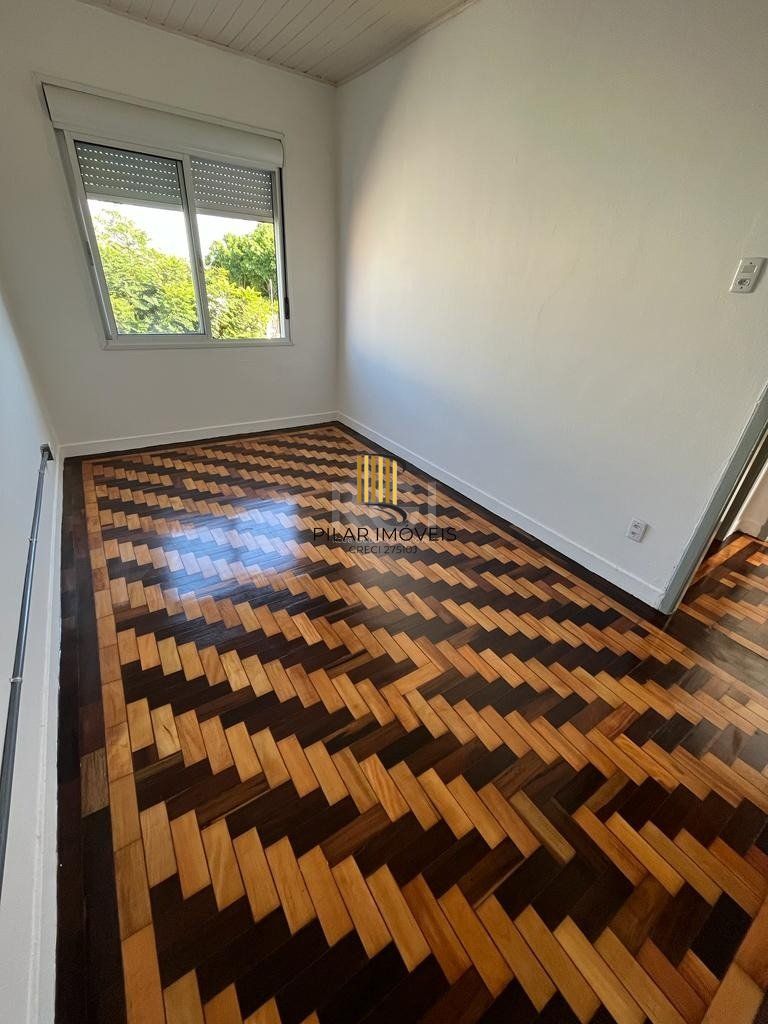 Apartamento de dois dormitórios, banheiro e sala no bairro da Azenha em Porto Alegre.