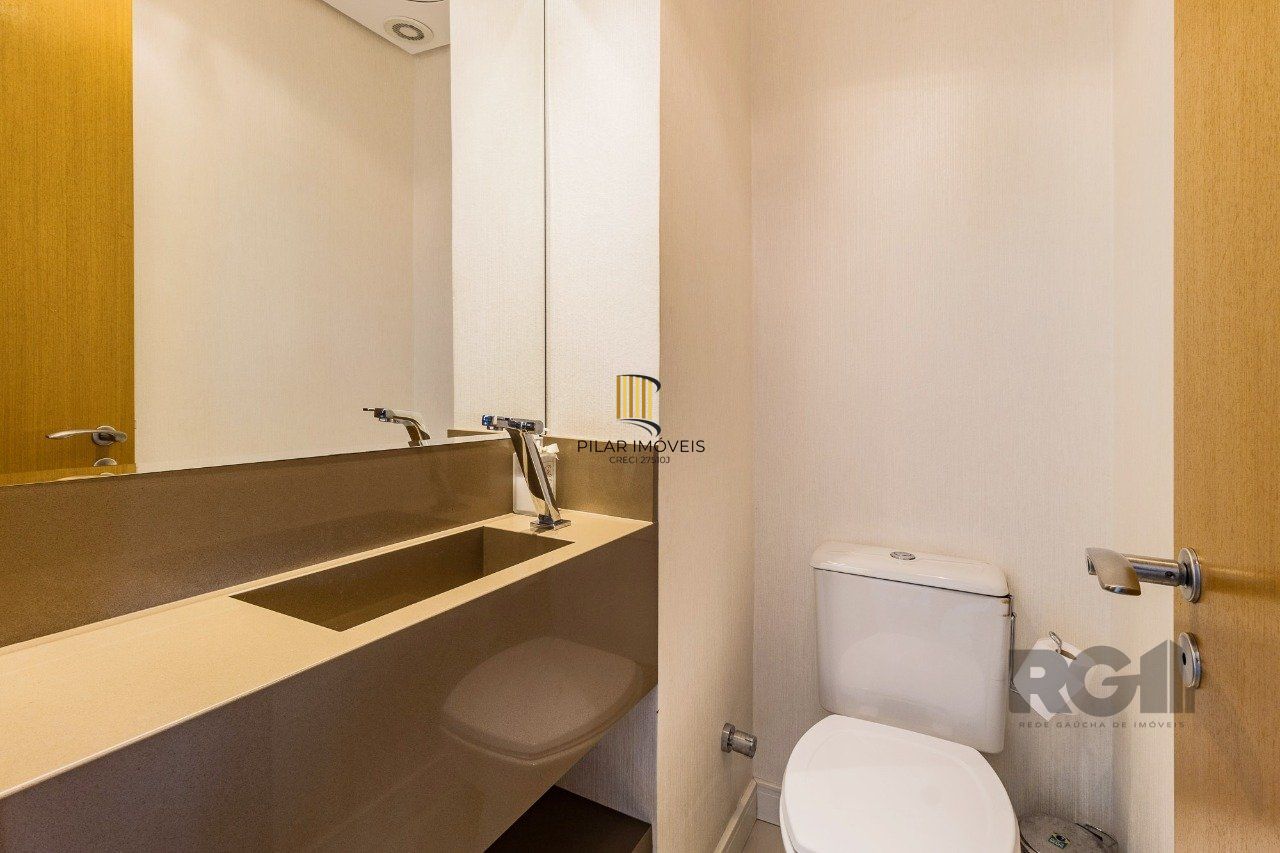 Apartamento de três quartos, suíte e duas vagas de garagem no bairro Rio Branco em Porto Alegre.