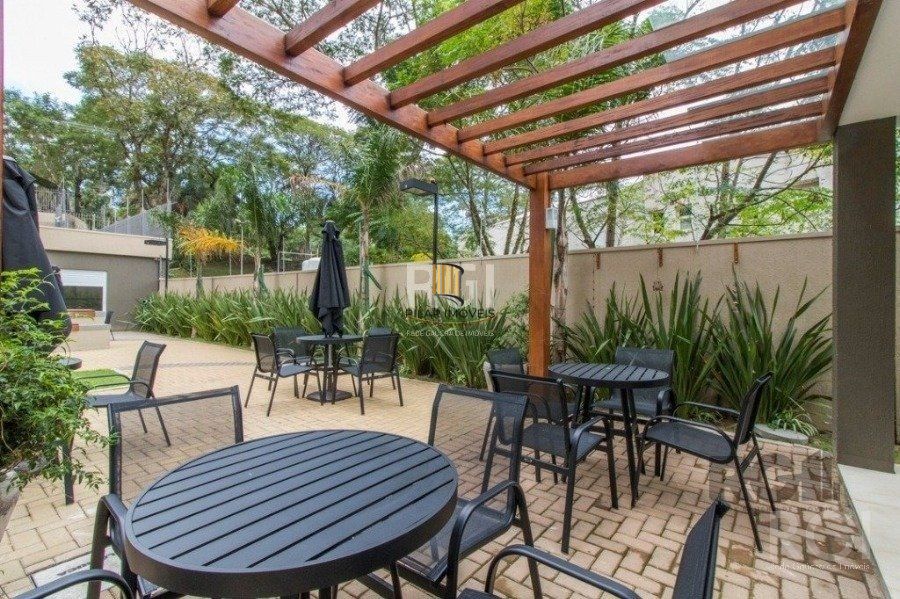Apartamento com 75m² privativos, 2 dormitórios sendo 1 suíte, living dois ambientes,  imóvel arejado e iluminado.