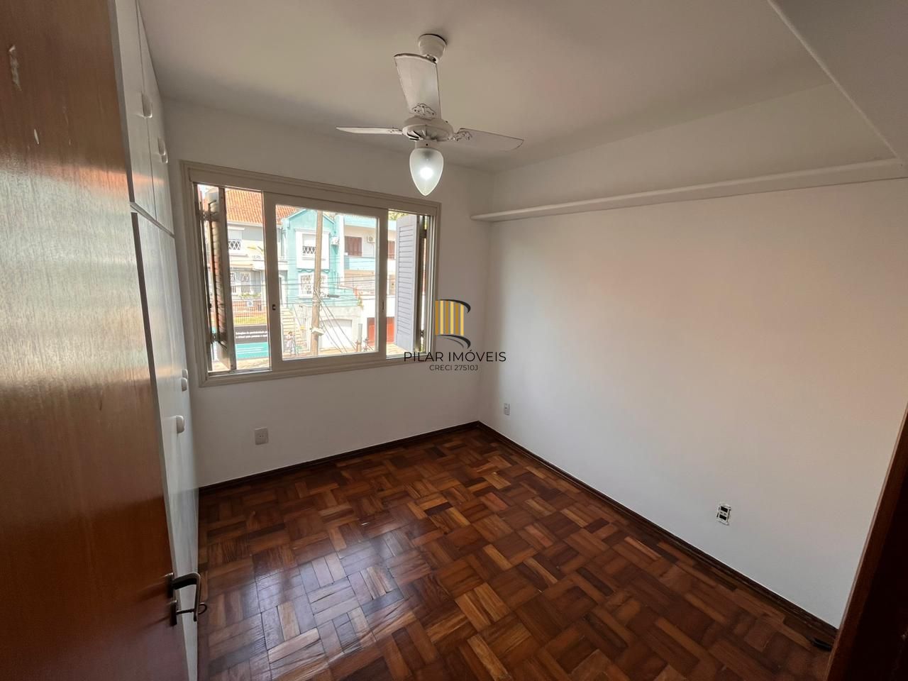 Apartamento de dois quartos e uma vaga de garagem no bairro Petrópolis em POA/RS
