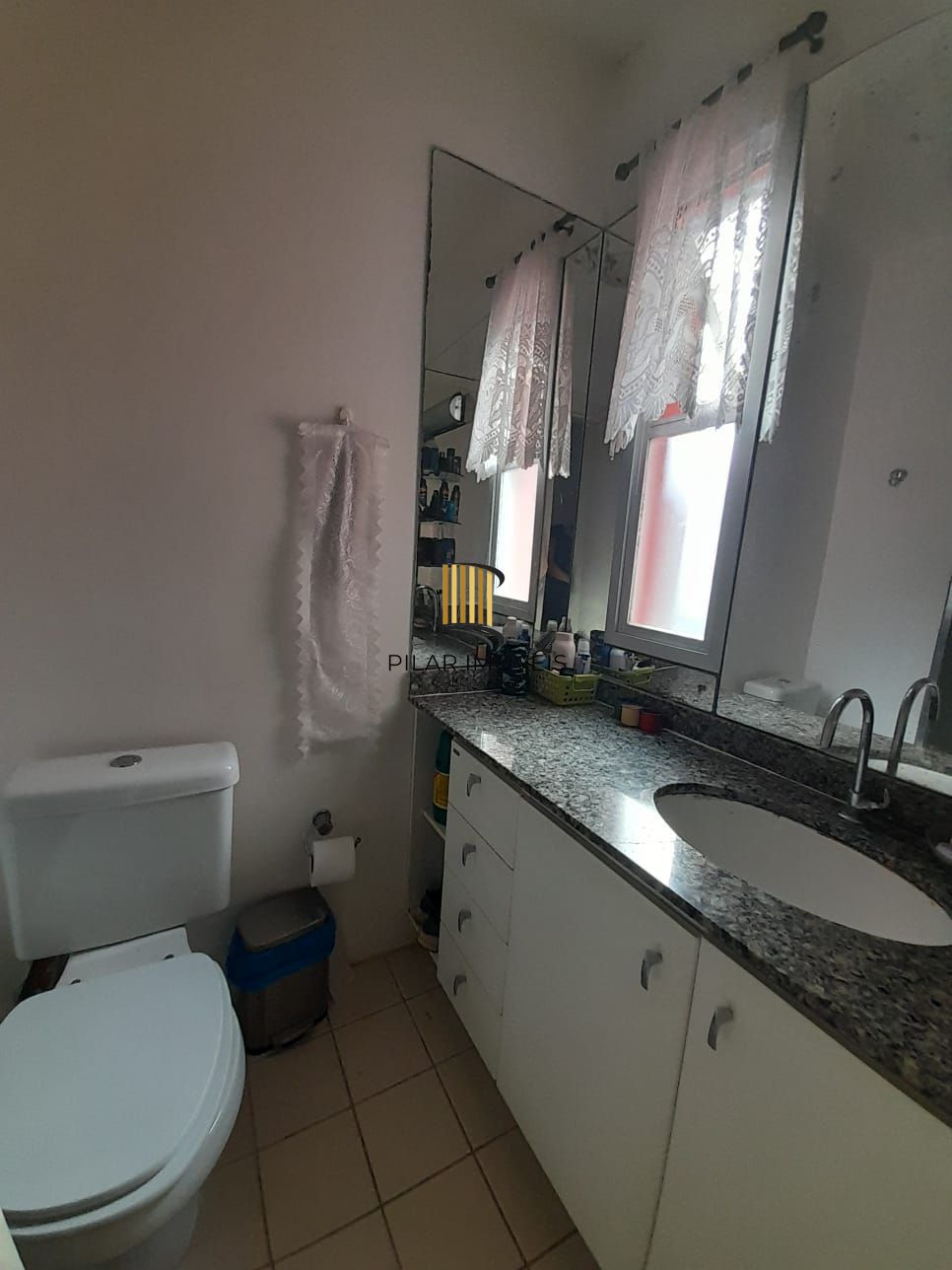Apartamento de dois quartos e uma vaga de garagem em condomínio com infraestrutura de lazer e segurança.