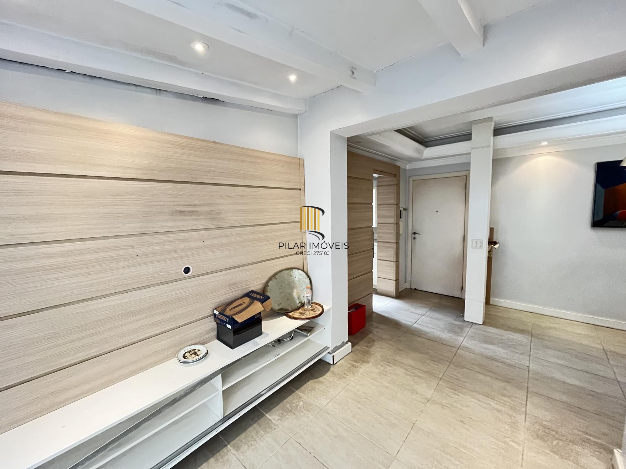 Apartamento de 2 quartos transformados em um no bairro Santa Cecília em POA/RS
