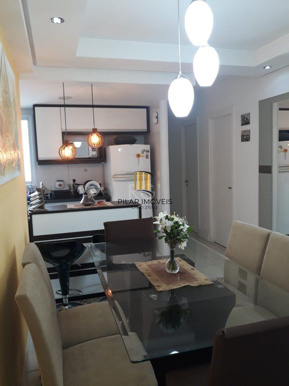 Apartamento de três dormitórios, suíte e uma vaga de garagem no bairro Cristo Redentor em Porto Alegre.