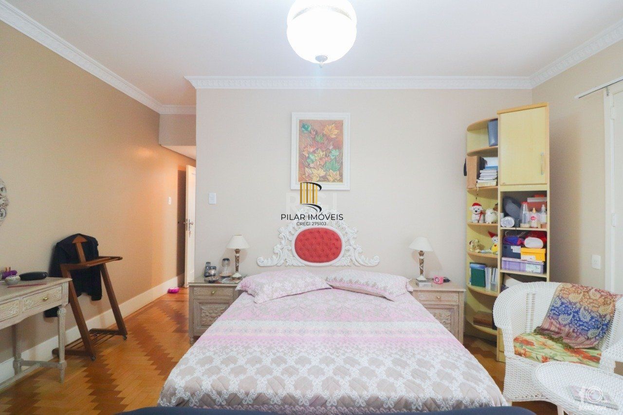 Apartamento á venda com 3 dormitórios com 1 suíte com sacada + 2 sacadas na sala e living, 233,85M²  e 1 vaga de garagem escriturada e coberta, no Bairro Independência em Porto Alegre.