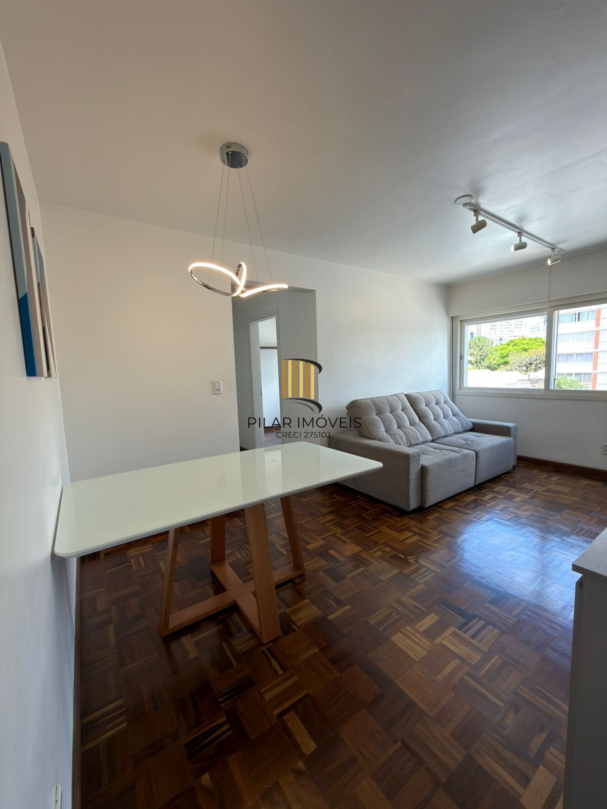 Apartamento de 2 quartos e 1 vaga de garagem no bairro Floresta em POA