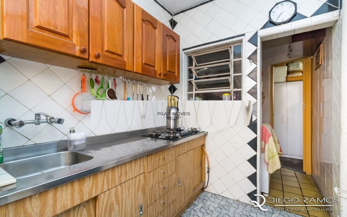 Venda de Apartamento no Bairro Petrópolis 108m² - 3 Dormitórios, varanda, Cozinha: Com churrasqueira e cooktop de 5 bocas.  Apartamento no bairro Petrópolis com 3 amplos dormitórios, sendo 2 de frente