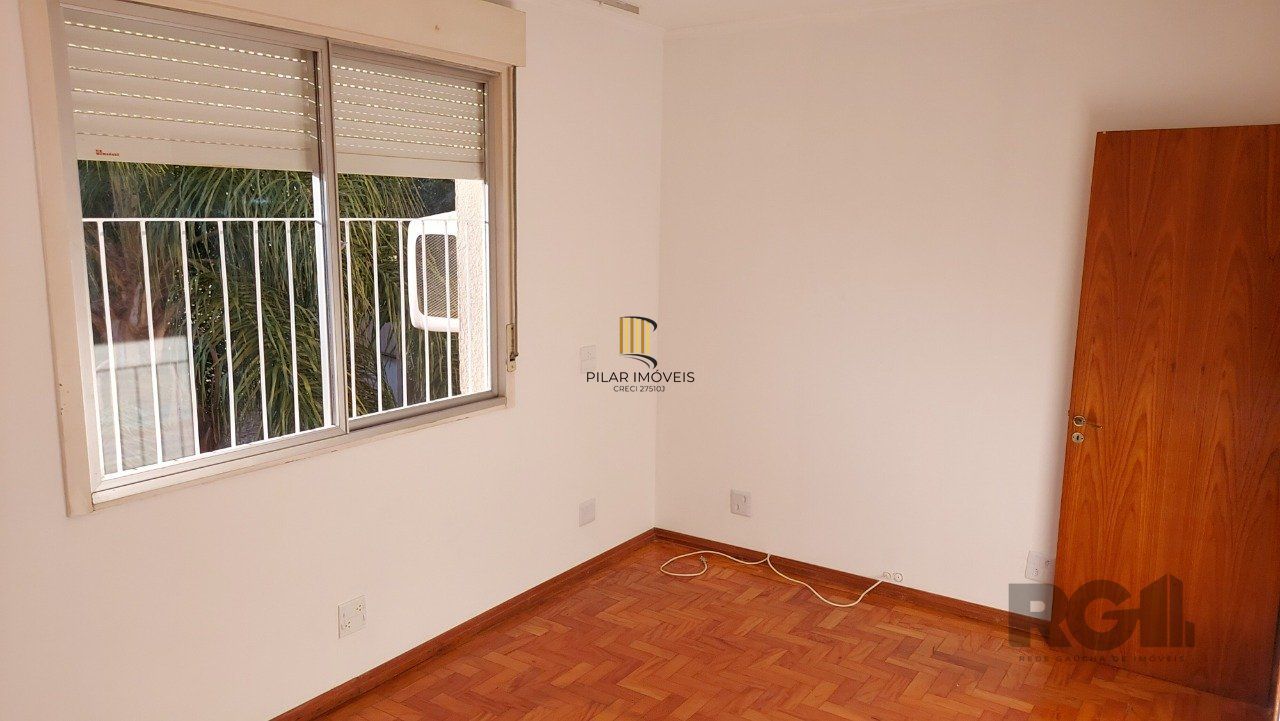 Apartamento de dois dormitórios com uma vaga de garagem no bairro Cristal em Porto Alegre.