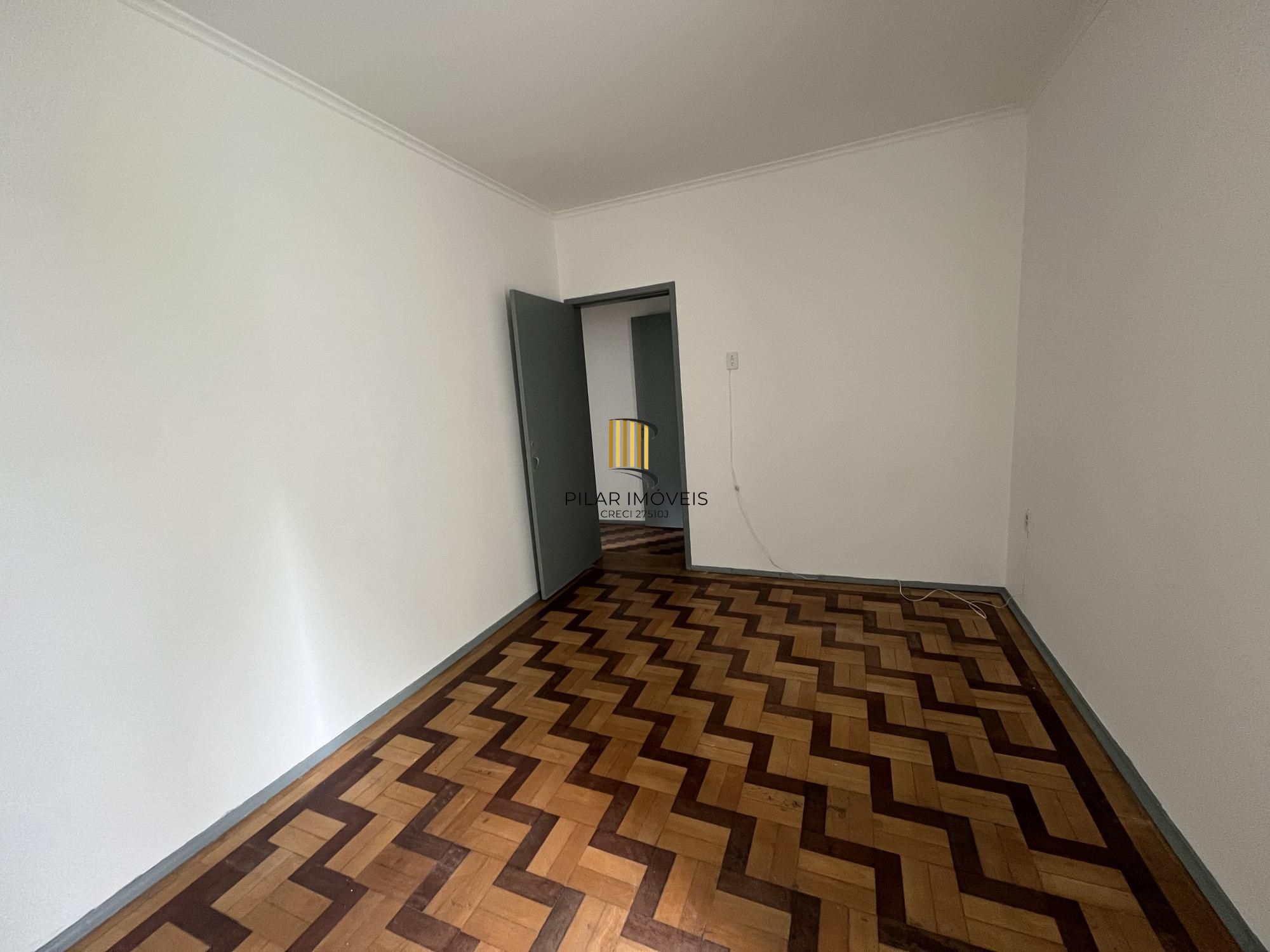 Apartamento de dois quartos em prédio com elevador no bairro Bom Fim em POA/RS