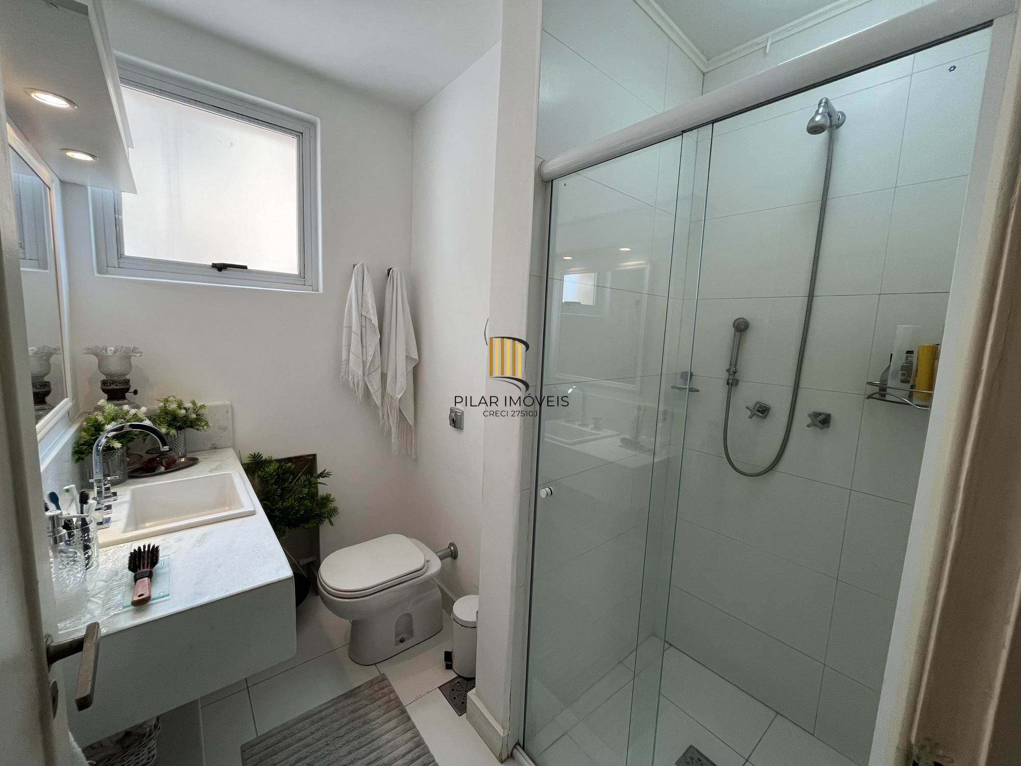 3 quartos, gabinete ou 4º quartos e 1 vaga de garagem junto ao Moinhos de Vento