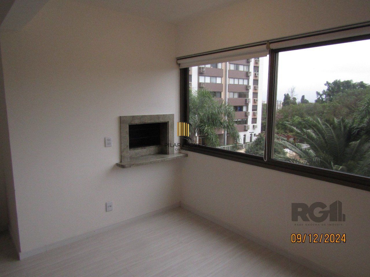 Apartamento de três dormitórios, suíte e duas vagas de garagem no bairro Higienópolis em Porto Alegre.