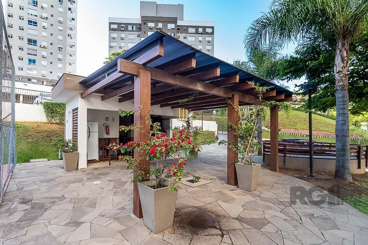  Excelente apartamento semi mobiliado de 3 quartos (dormitórios) transformados em 2 quartos, suíte, churrasqueira e 2 vagas de garagem no bairro Jardim Carvalho em Porto Alegre.