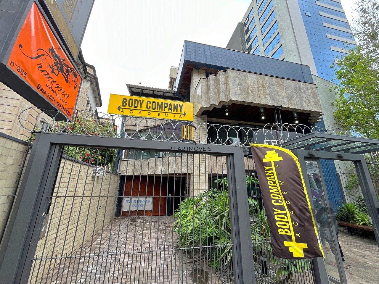 Cobertura de 1 dormitório com uma vaga de garagem no bairro Independência em Porto Alegre