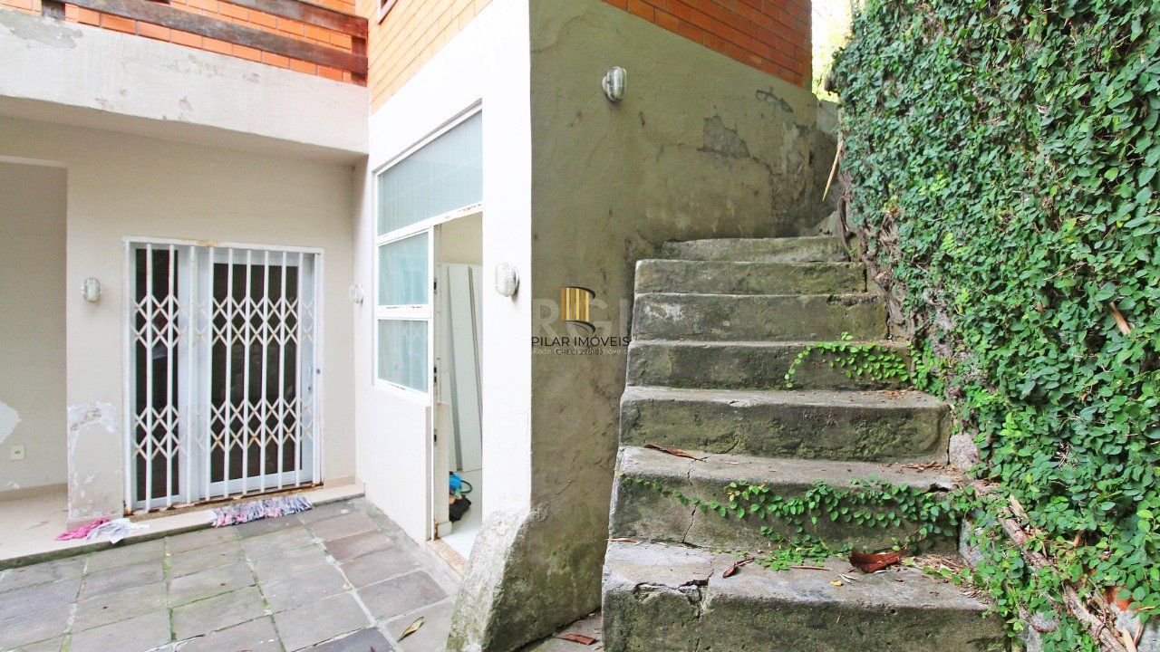 Casa com quatro (4) dormitórios,  duas (2) vagas de garagem, no bairro Passo da Areia em Porto Alegre.
