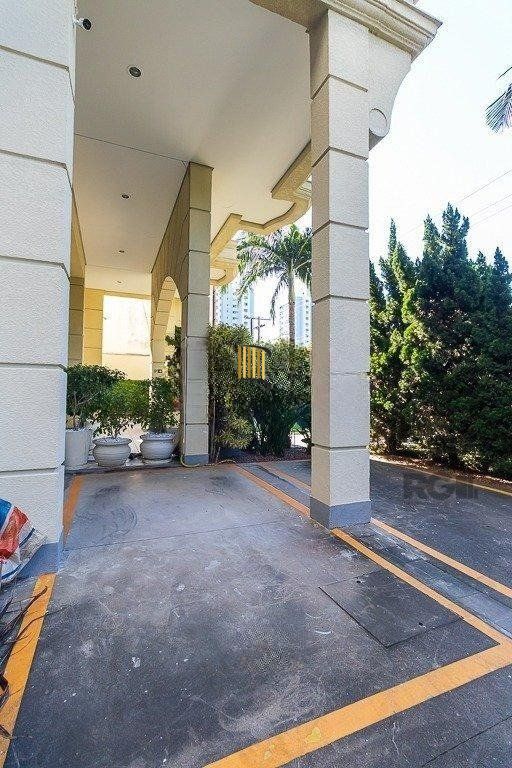   Apartamento de um quarto, suíte e uma vaga de garagem no bairro Menino Deus em Porto Alegre.