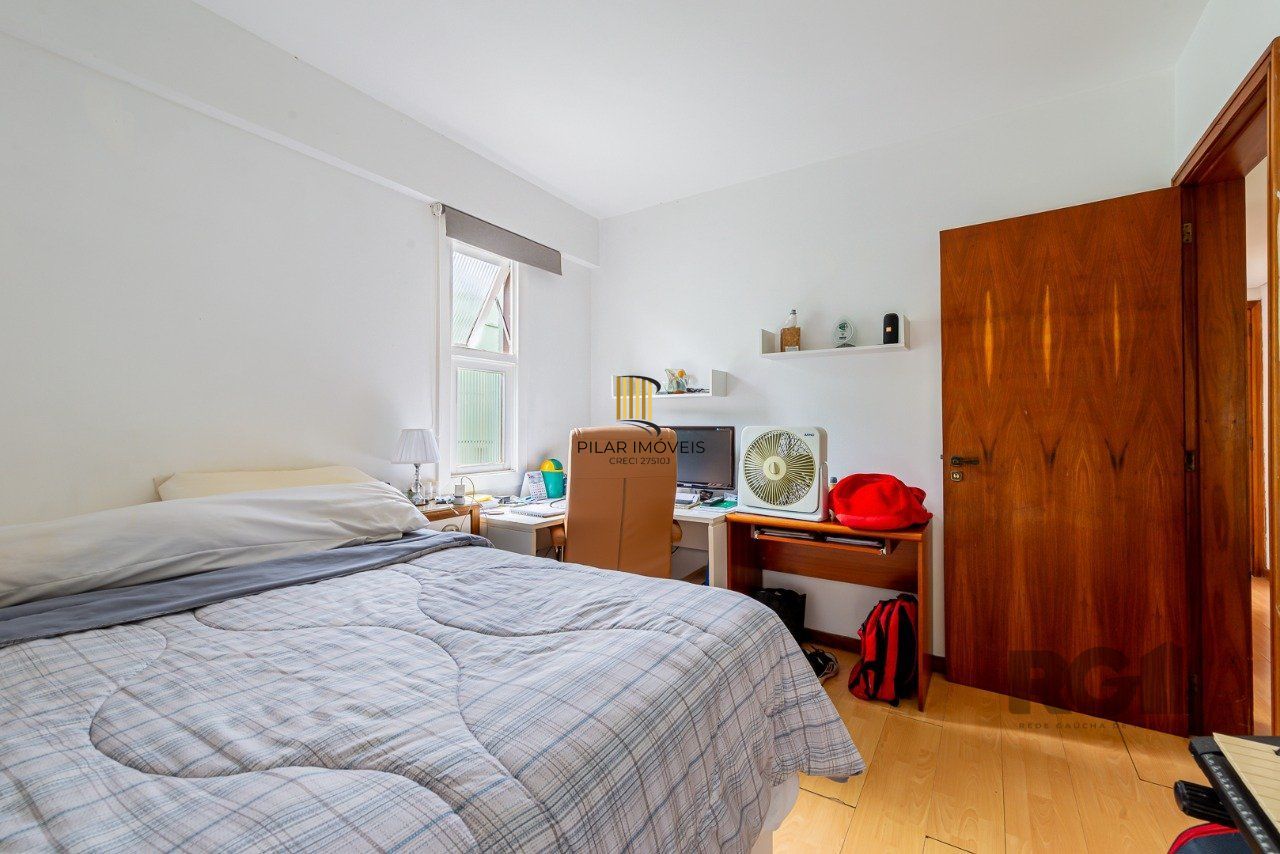 Apartamento de três quartos, suíte e uma vaga de garagem no bairro Petrópolis em Porto Alegre.