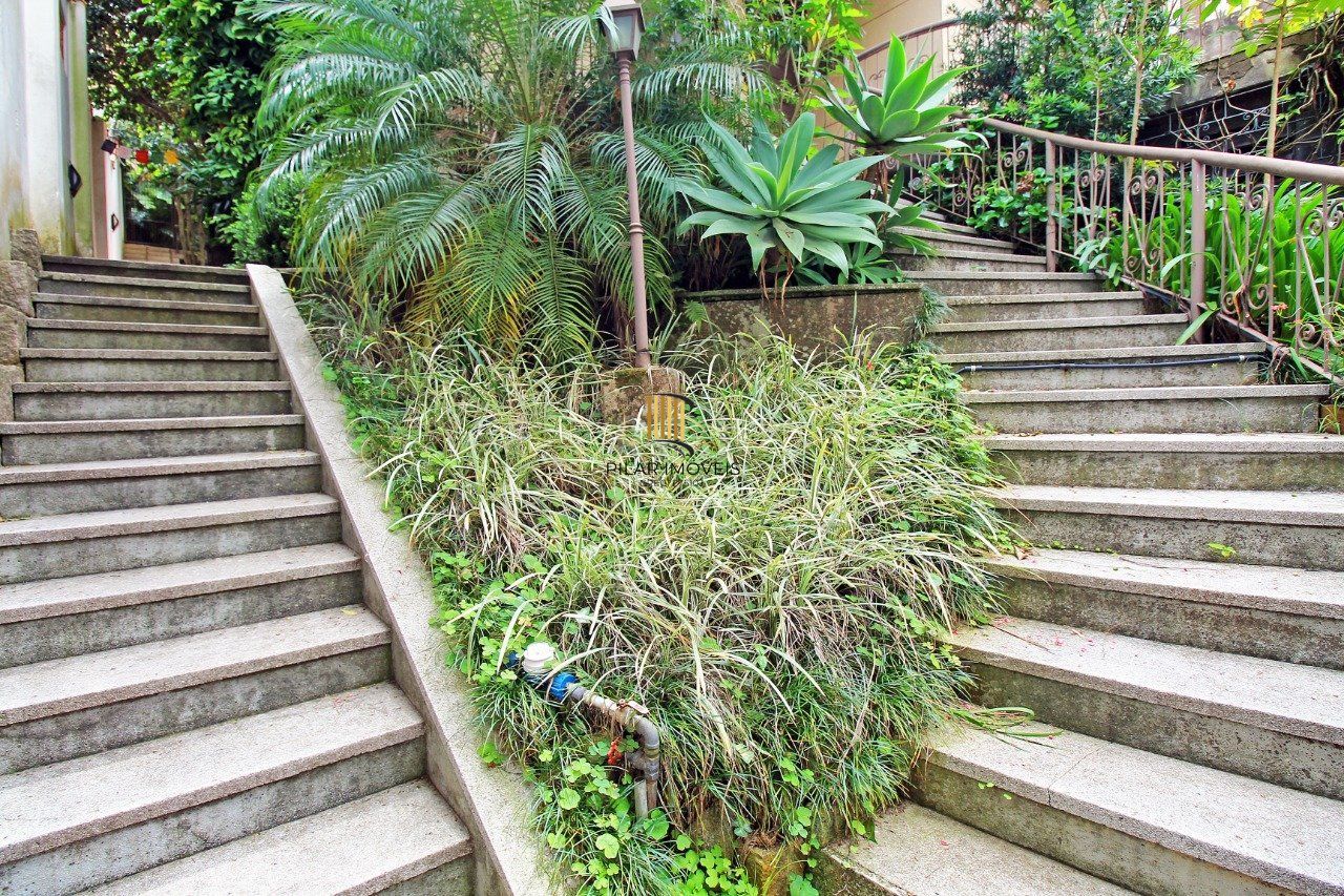 Casa para Venda - 464.5m², 3 dormitórios, sendo 1 suites, 3 vagas - Petrópolis