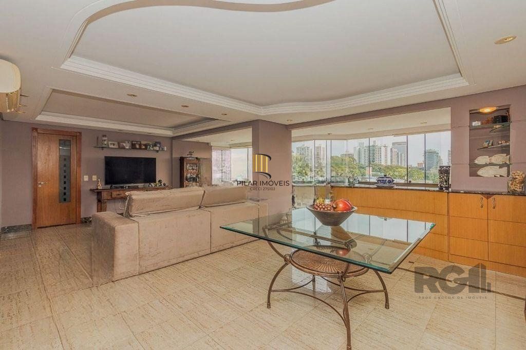 Apartamento de 138m² privativos, 3 dormitórios sendo 1 suíte. Living para 3 bons ambientes com espaço churrasco, sacada integrada e sala de estar. Cozinha com área de serviço separada.