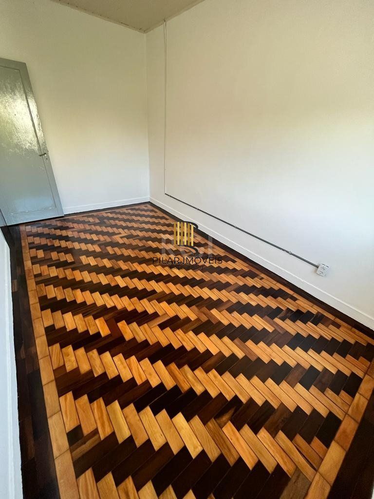 Apartamento de dois dormitórios, banheiro e sala no bairro da Azenha em Porto Alegre.