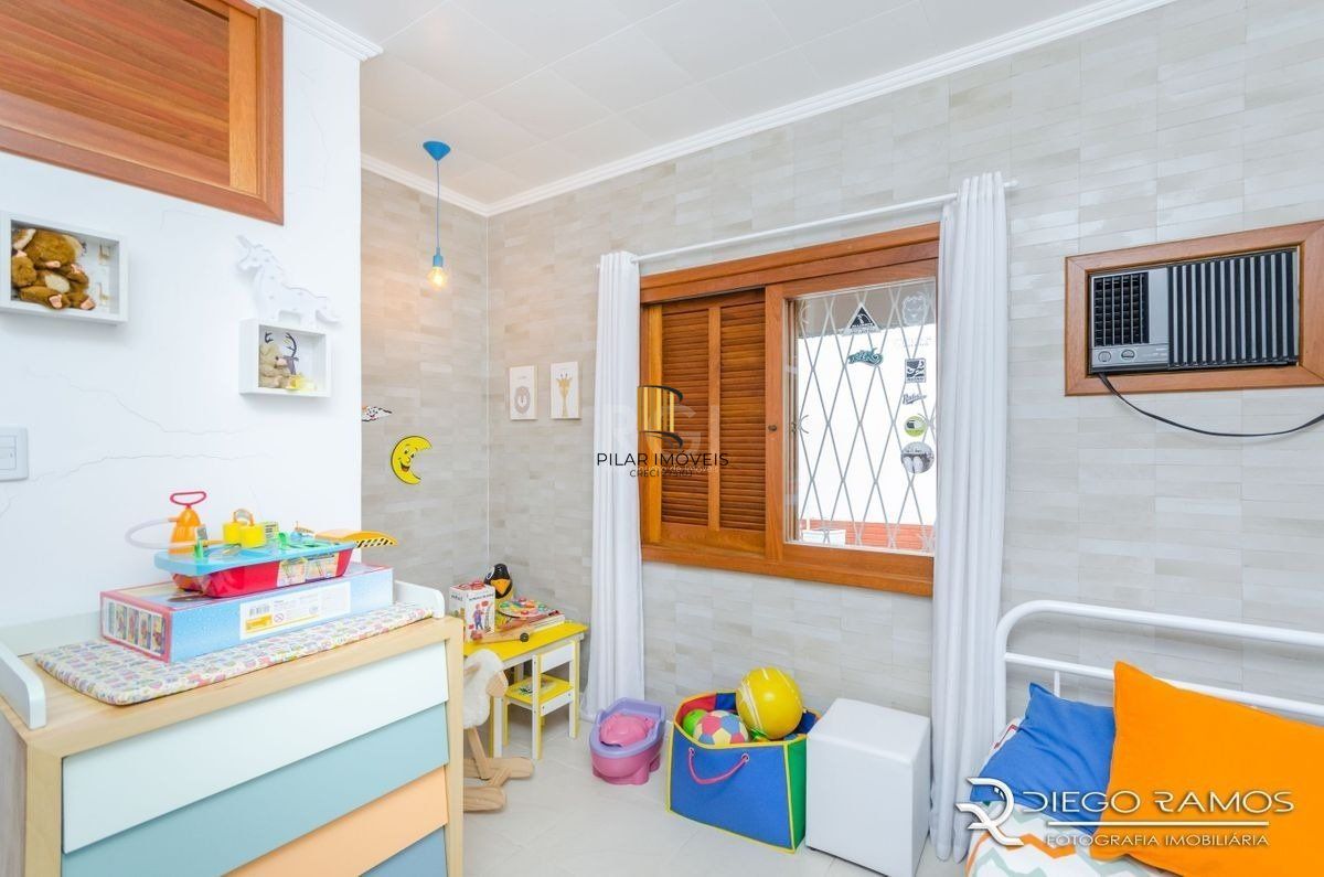 Casa para Venda - 216m², 4 dormitórios, sendo 1 suites, 4 vagas - Menino Deus