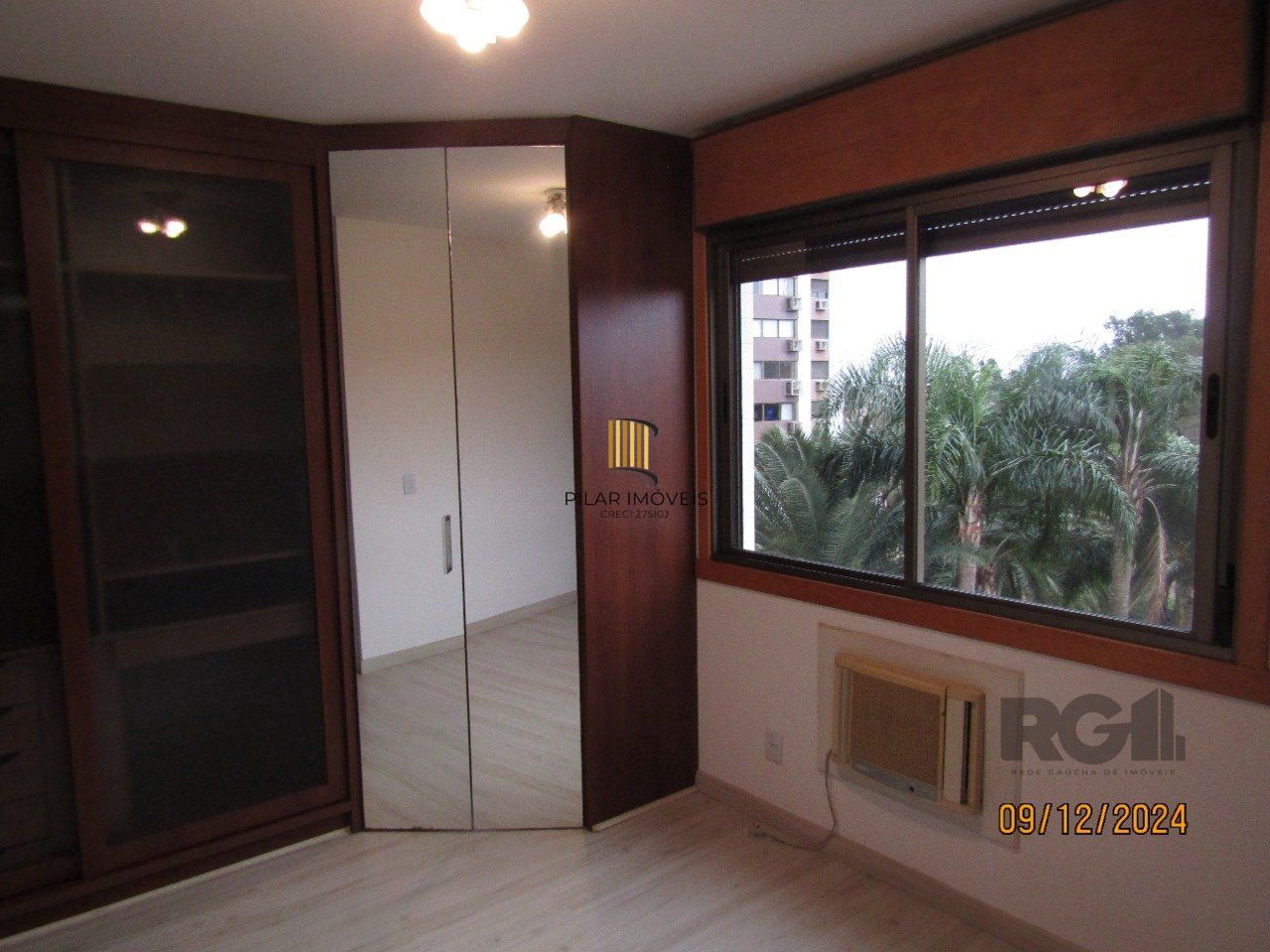 Apartamento de três dormitórios, suíte e duas vagas de garagem no bairro Higienópolis em Porto Alegre.