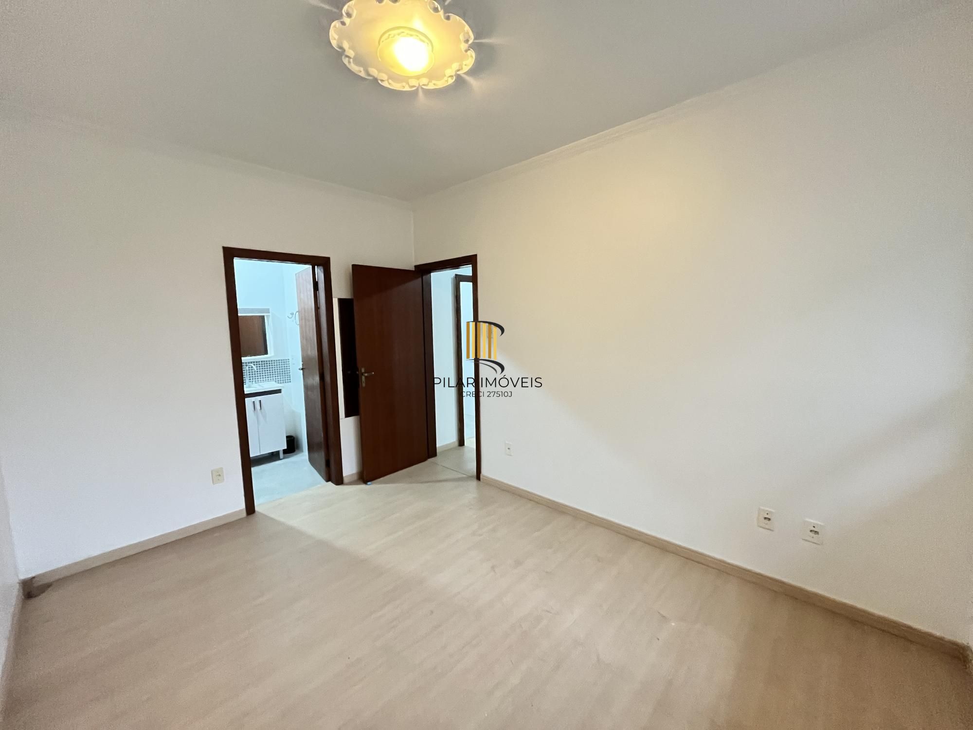 Apartamento desocupado de 1 dormitório, no bairro Azenha em Porto Alegre