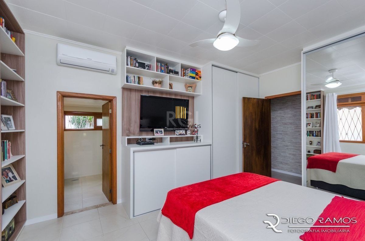 Casa para Venda - 216m², 4 dormitórios, sendo 1 suites, 4 vagas - Menino Deus
