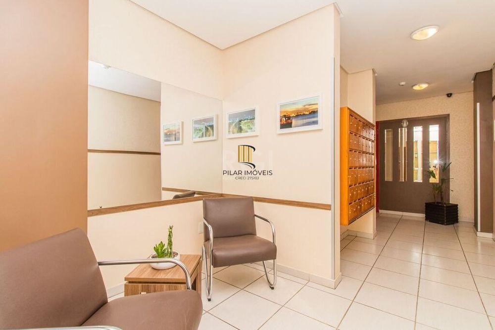 Apartamento de 2 quartos, suíte e 1 vaga de garagem no bairro Azenha em POA/RS