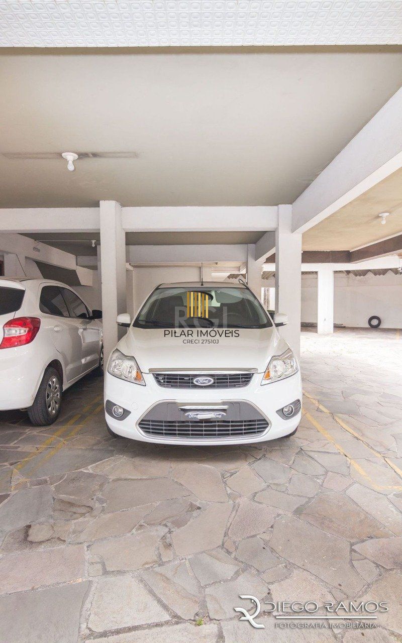 Apartamento de 2 dormitórios ,80 M² com possibilidade de transformação em 3 dormitórios. Living: Para dois ambientes e estar íntimo. Copa-Cozinha: Funcional e bem equipada. Ampla Área de Serviç
