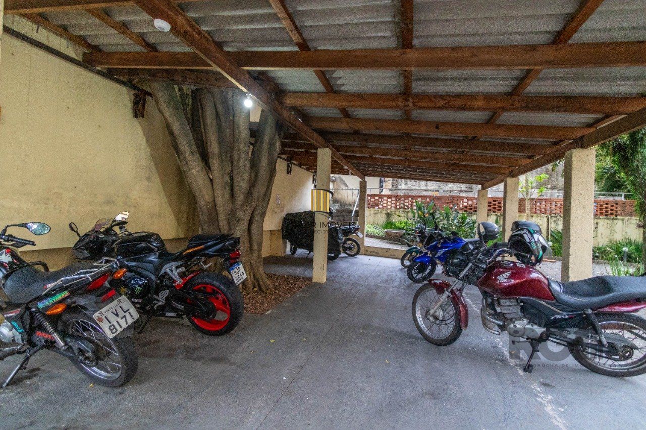 Apartamento de três dormitórios com vaga no Conjunto Residencial Roque Calage, bairro Passo da Areia em Porto Alegre.