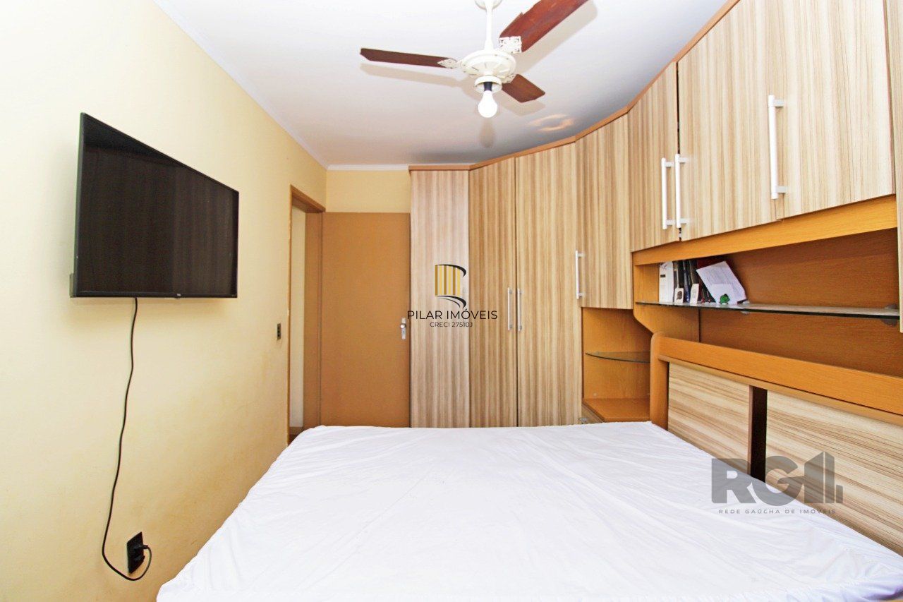 Vende Apartamento de cobertura duplex de 2 dormitórios com garagem escriturada e semi-mobiliado, no bairro Cidade Baixa.