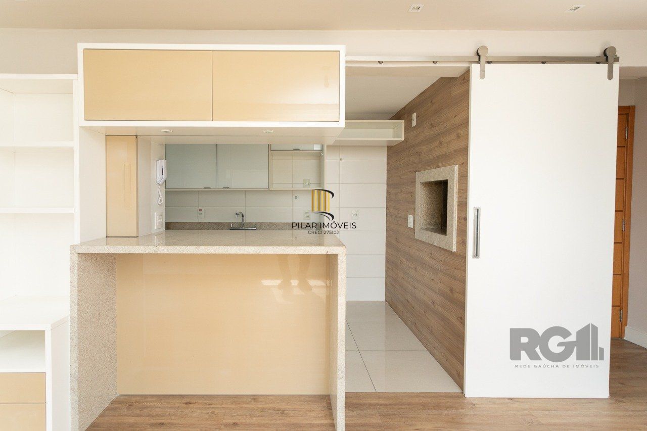 Apartamento semimobiliado e decorado no bairro Auxiliadora, com 91 m²