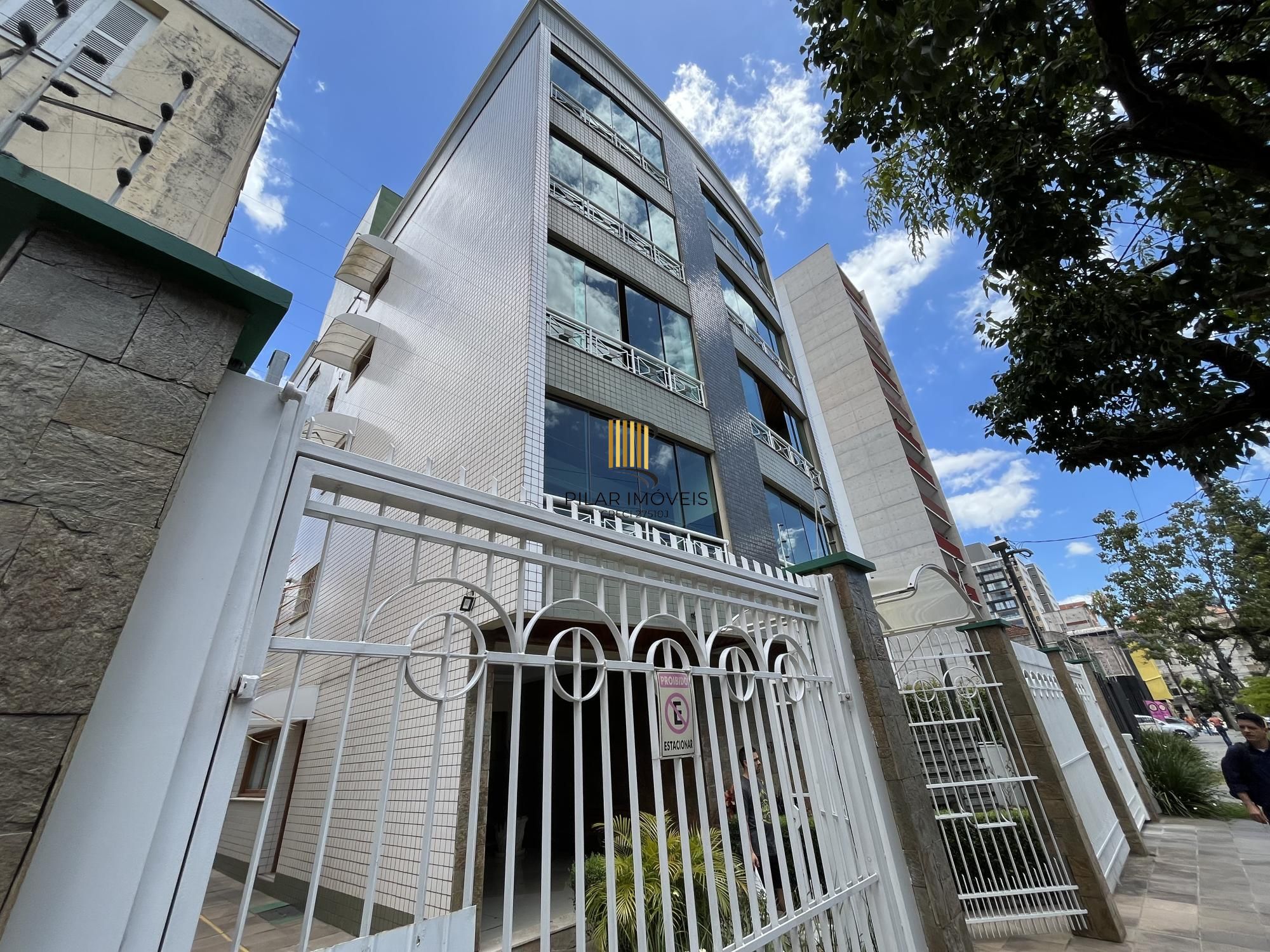 Apartamento de 2 quartos, suite e 1 vaga de garagem no bairro Menino Deus em POA