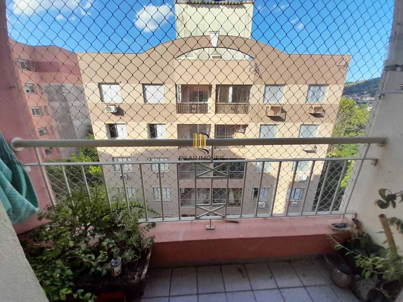 Apartamento de dois quartos e uma vaga de garagem em condomínio com infraestrutura de lazer e segurança.
