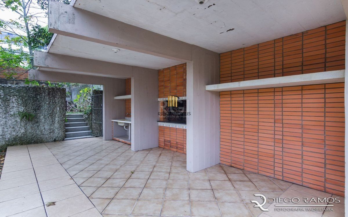 Venda de casa residencial 25,00m x 80,00m- Menino Deus. 4 vagas, 4 dormitórios, sendo 1 suíte, 1 varanda, lareira e churrasqueira.