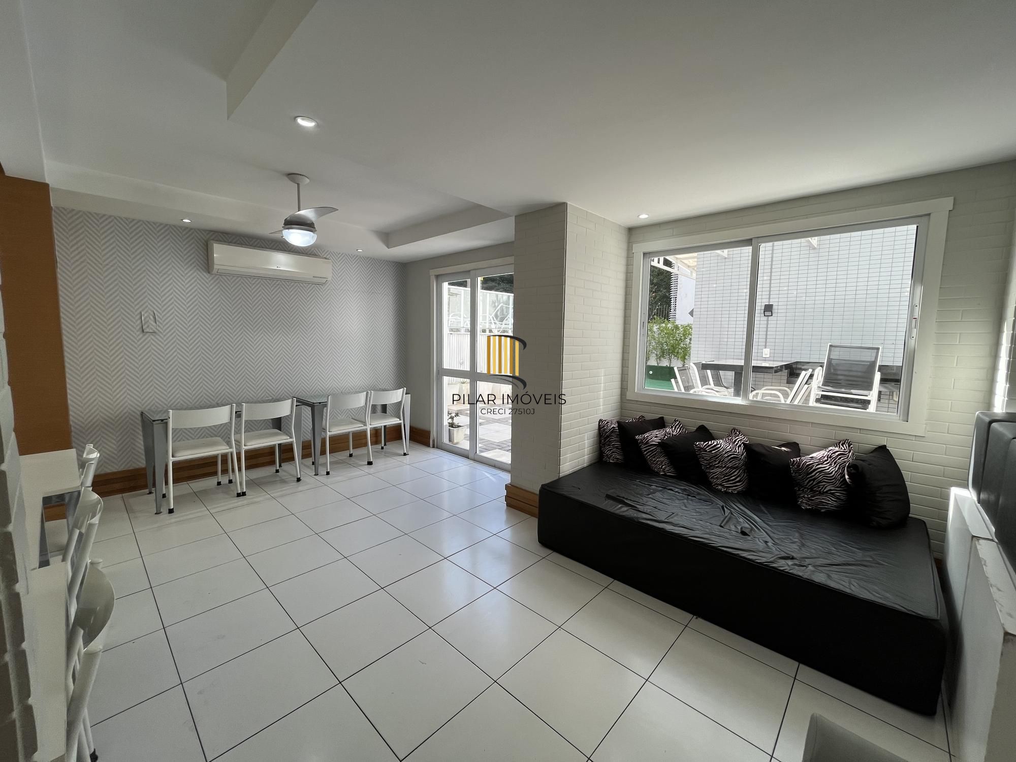 Apartamento de 2 quartos, suíte e 1 vaga de garagem no bairro Rio Branco em POA