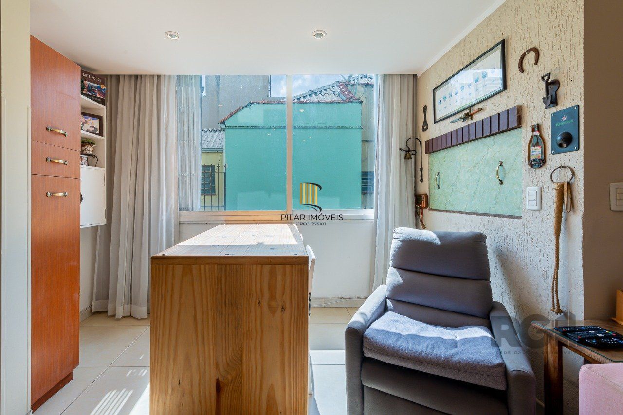 Apartamento de três quartos, suíte e uma vaga de garagem no bairro Petrópolis em Porto Alegre.