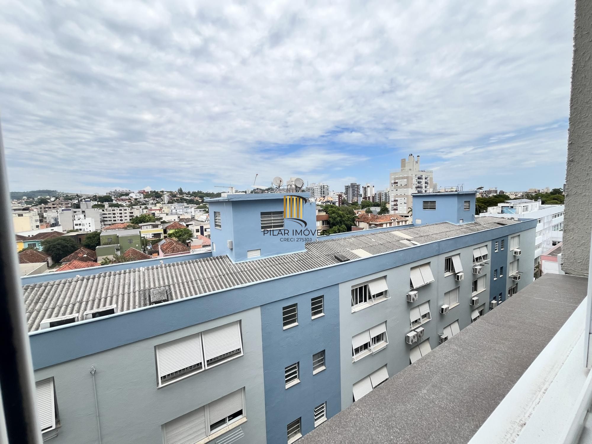 Apartamento de 2 quartos, suíte e 1 vaga de garagem no bairro Azenha em POA/RS