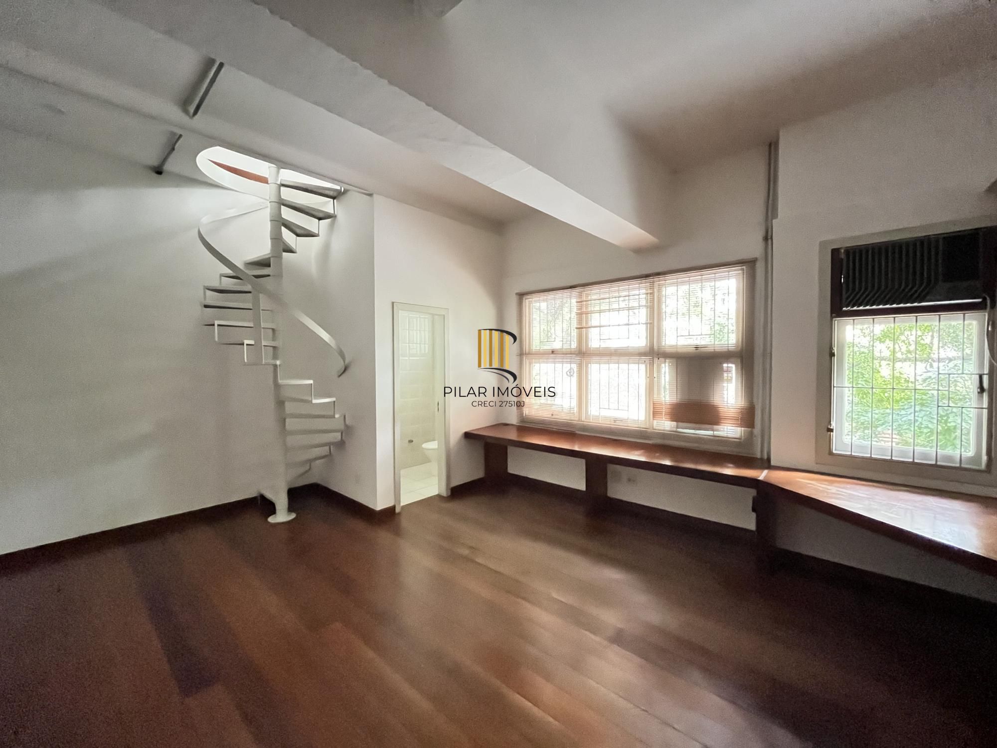 Apartamento de 1 quarto com sacada e 1 vaga de garagem no bairro Farroupilha