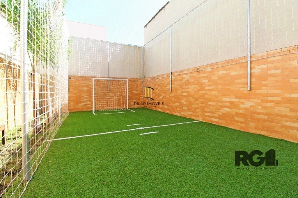 Apartamento de três quartos com suíte e duas vagas de garagem no bairro Passo da Areia, em Porto Alegre. 