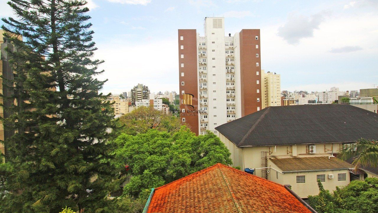 Apartamento de dois dormitórios e uma vaga de garagem na Rua Marcelo Gama, bairro Auxiliadora em Porto Alegre.