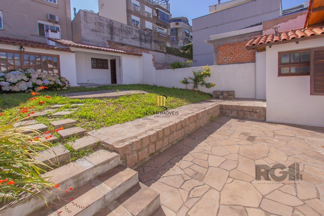 Casa de três quartos, suíte e Três vagas de garagem no bairro São João em POA/RS