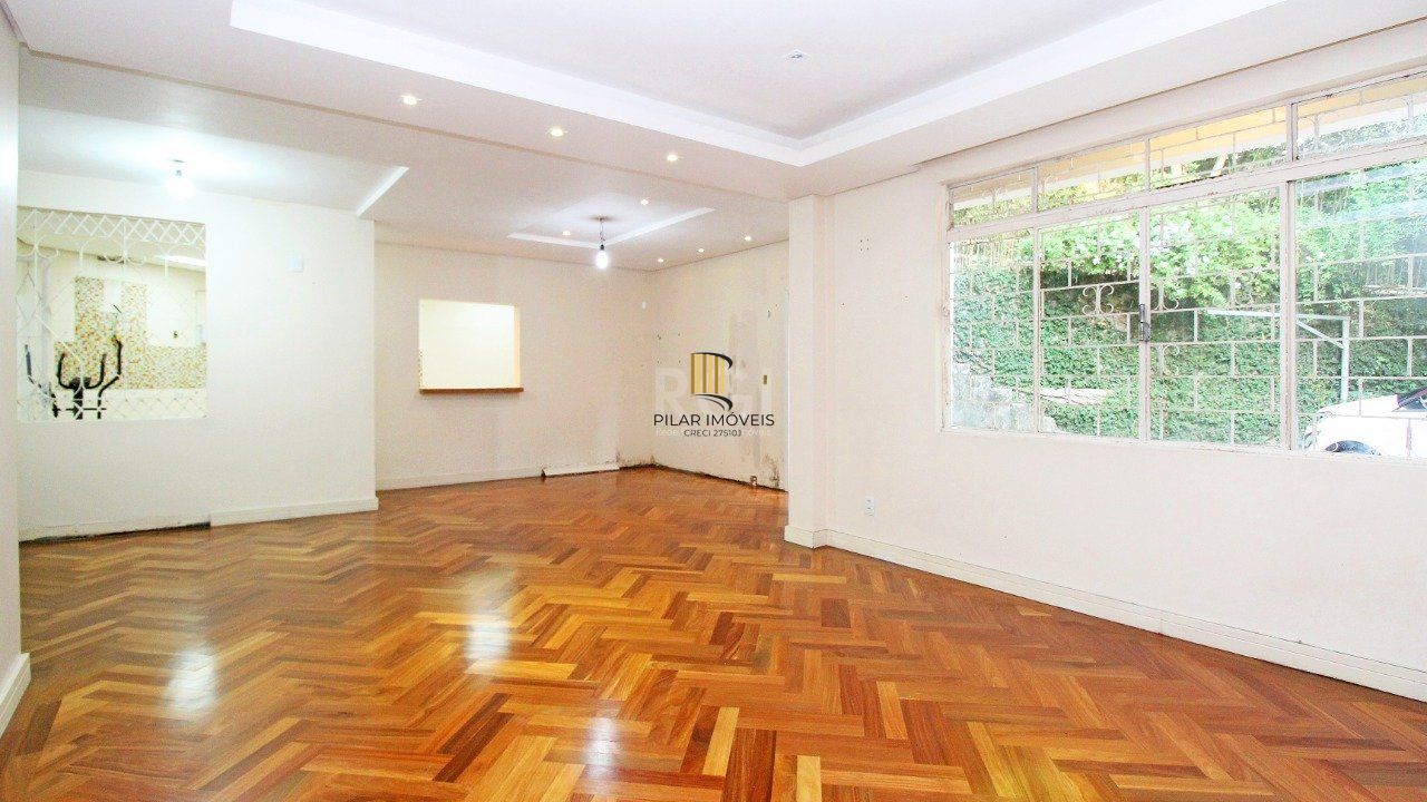 Casa com quatro (4) dormitórios,  duas (2) vagas de garagem, no bairro Passo da Areia em Porto Alegre.