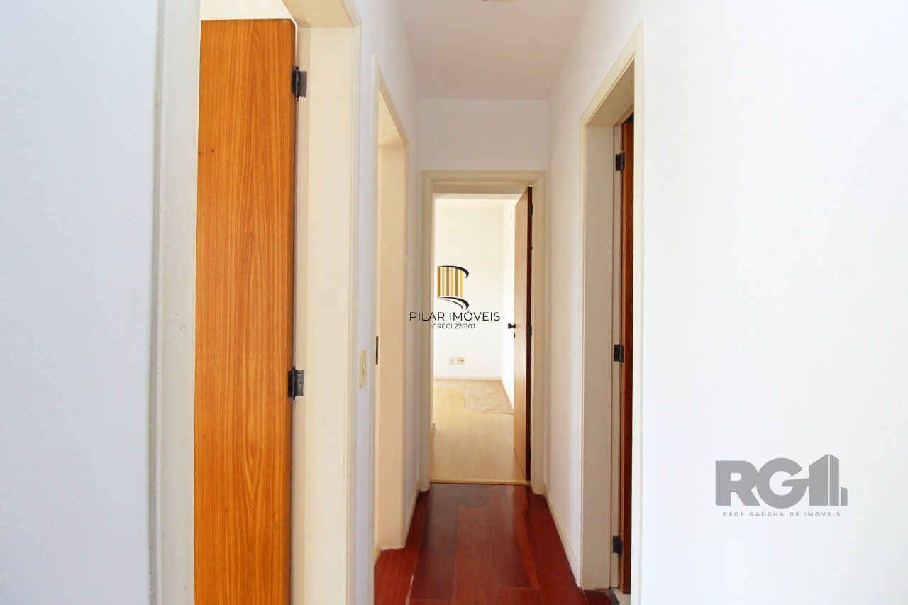 Apartamento de três dormitórios, suíte e 1 vaga de garagem no bairro Menino Deus