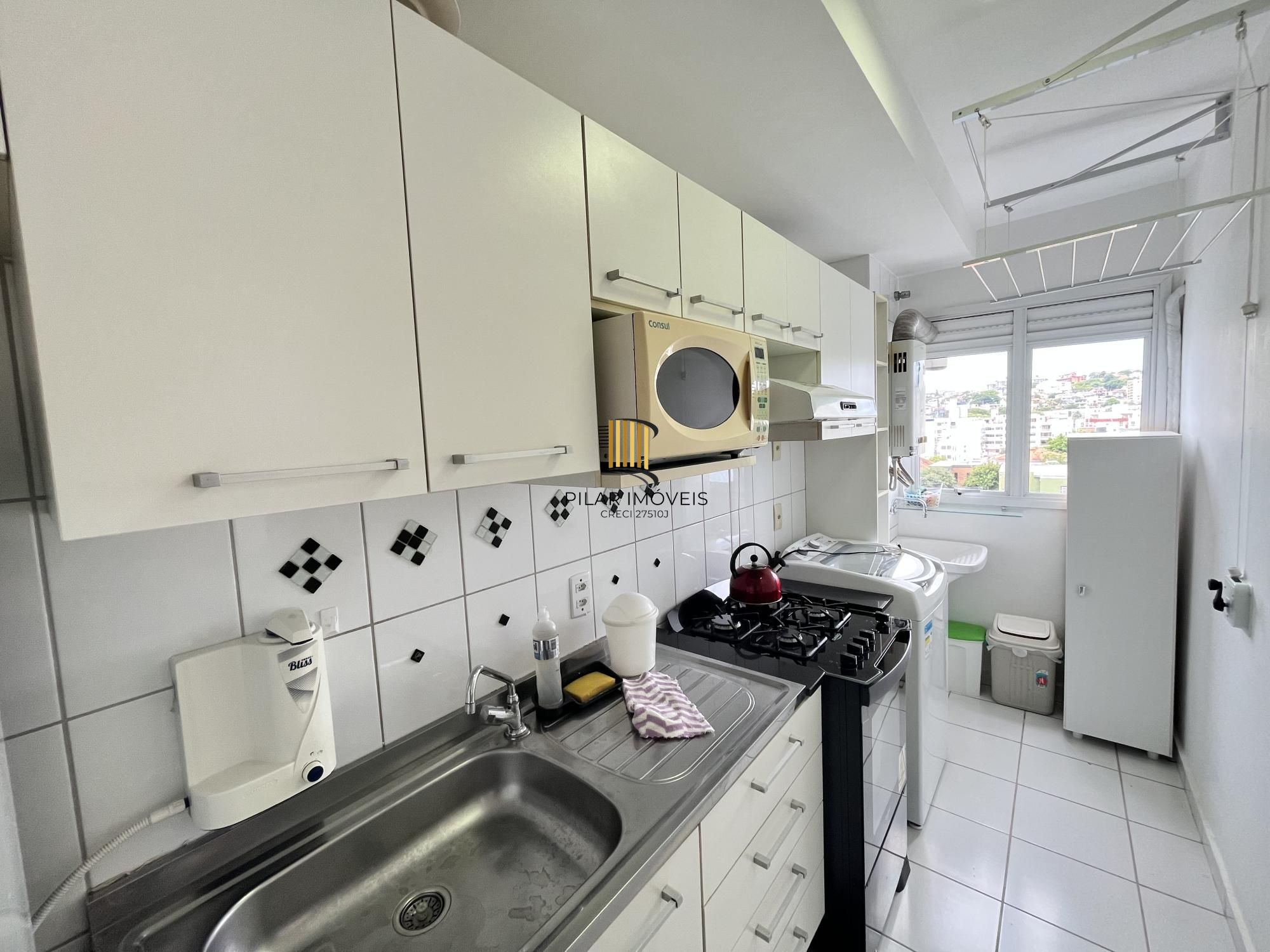 Apartamento de 2 quartos, suíte e 1 vaga de garagem no bairro Azenha em POA/RS